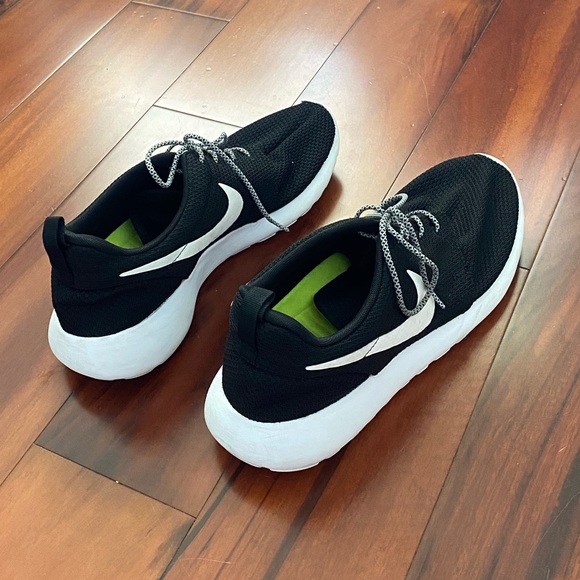 Nike Roshe One ID Women’s Shoe Black/White - Picture 5 of 8